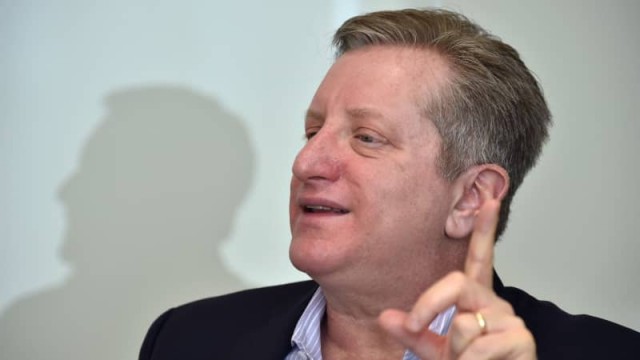 ‘Definitely hold on to your Apple position,' says ‘Big Short' investor Steve Eisman