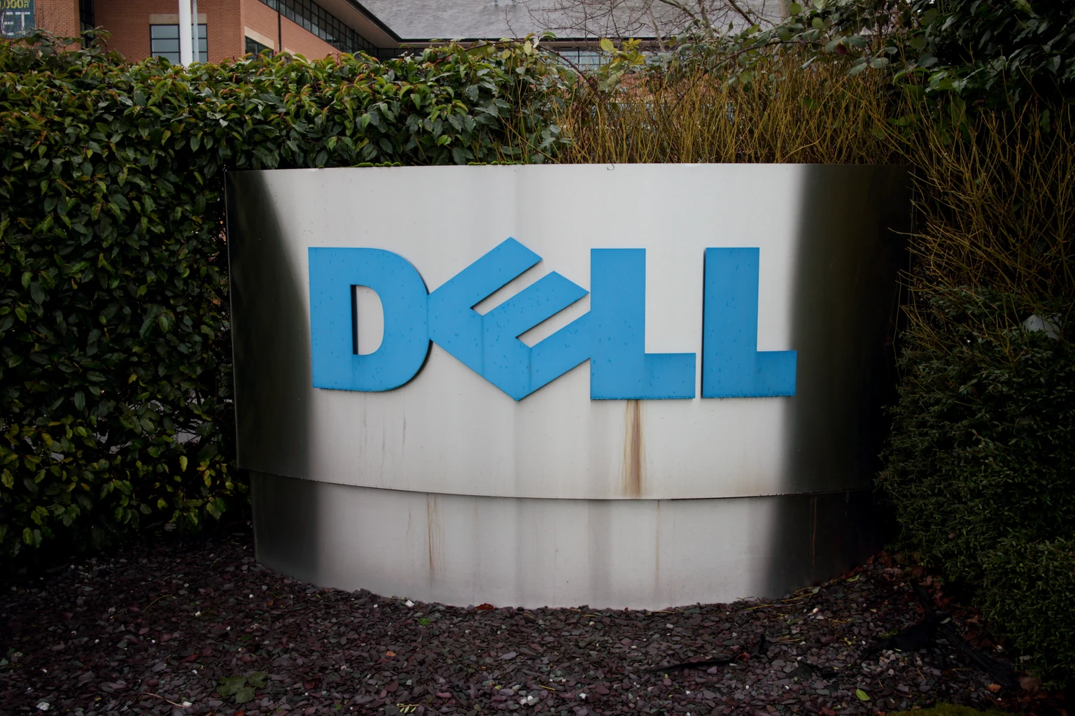 Dell: The Hardware Engine Behind Enterprise AI Adoption