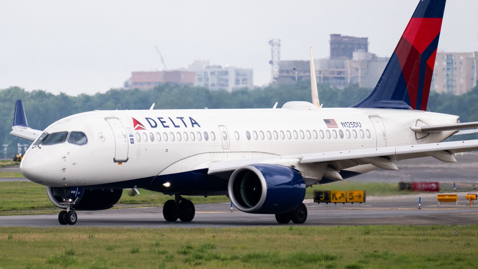 Delta CEO says government shutdown hasn't impacted airline's operation