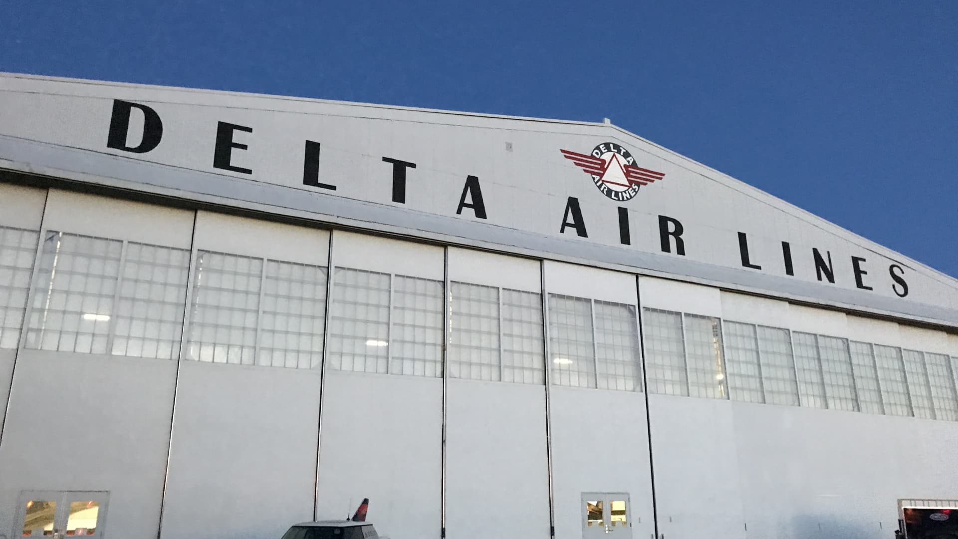 Delta's profit forecast tops estimates, buoyed by higher fares and resilient luxury demand