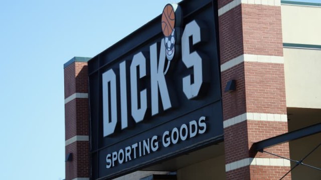 Dick's Sporting Goods' sees consumers from all income brackets buying more