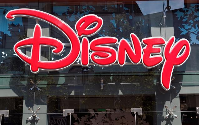 Imagen del artículo para Disney vs. Comcast: ¿Qué gigante de los parques temáticos es una mejor opción?