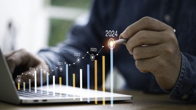 DXC Beats on Q4 Earnings, Shares Fall on Weak FY25 Guidance