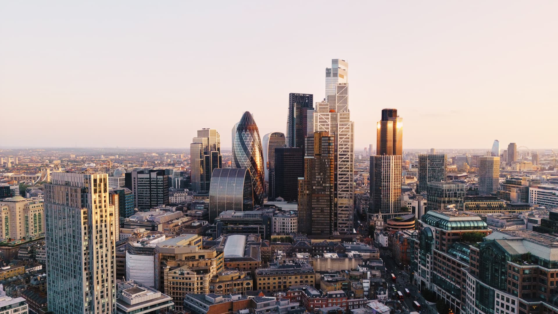 European markets set for lackluster open amid a difficult week for the region