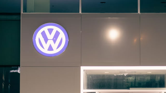 European shares edge lower ahead of US jobs data; Volkswagen jumps