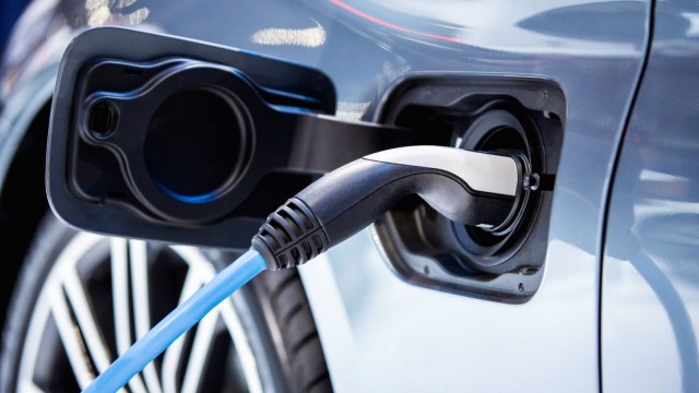 Foto von EV Stocks Alert: Electric Vehicle Prices Have Plunged 33% This Year