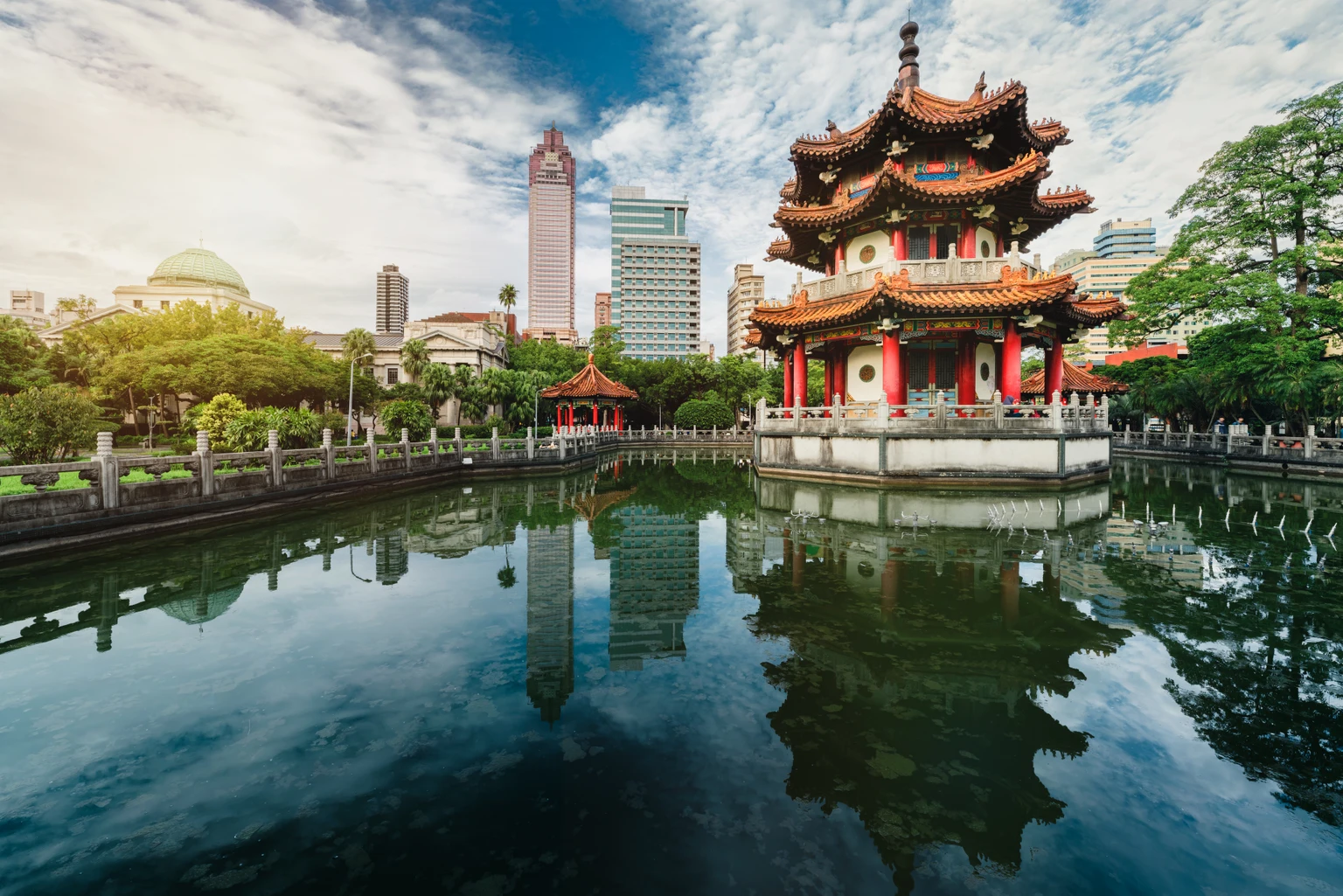 EWT: Taiwan Exposure With Tech Overload And Geopolitical Risk