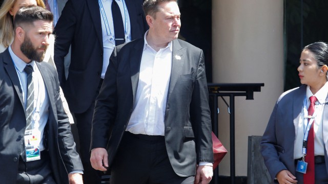 Explainer: Legal hurdles loom over Tesla's bid to revive Musk's record pay