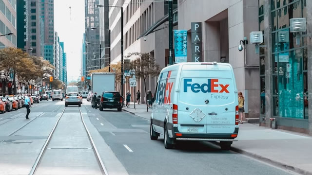 FedEx launches same-day delivery service amid US delivery race