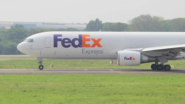 FedEx shares gain on freight spinoff plan, quarterly earnings beat