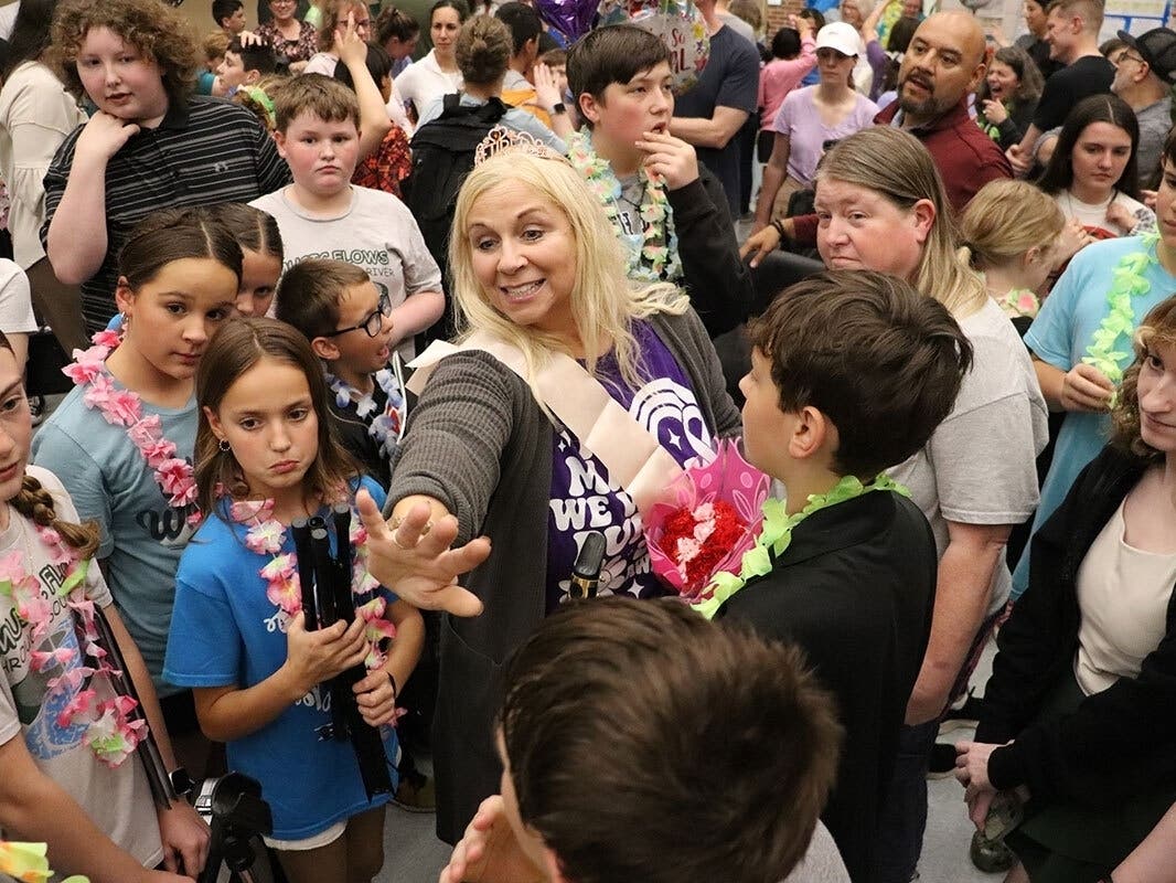 Flash Mob Surprises Retiring Anne Arundel Teacher With Favorite Song
