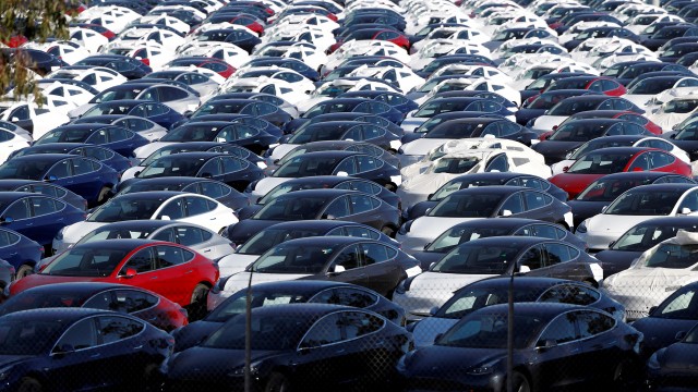 Focus: These early Tesla bulls are giving up on the stock
