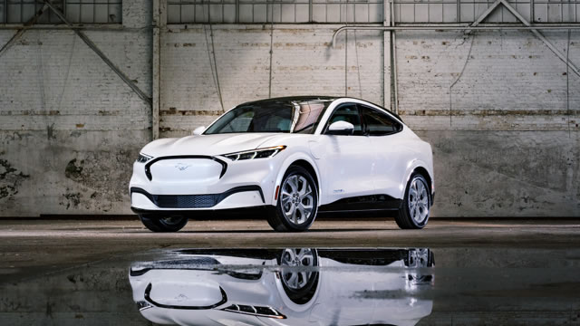 Ford beats earnings expectations, but forecasts tougher year ahead