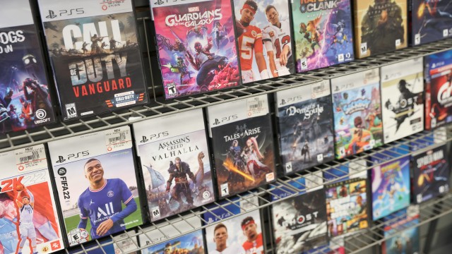 GameStop posts decline in quarterly sales