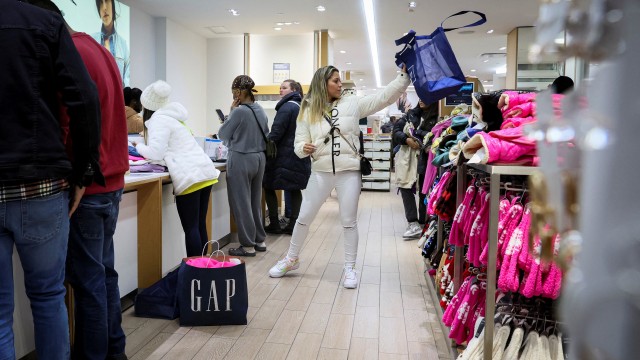 Gap, Abercrombie results to show if mall shoppers are splurging