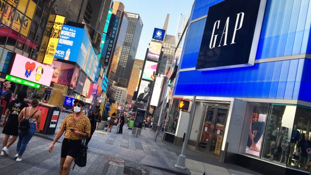 Foto von Gap shares up 11% on plans to close stores, focus on e-commerce and off-mall retail