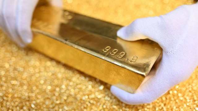 Gold price hits record high on keener safe-haven demand