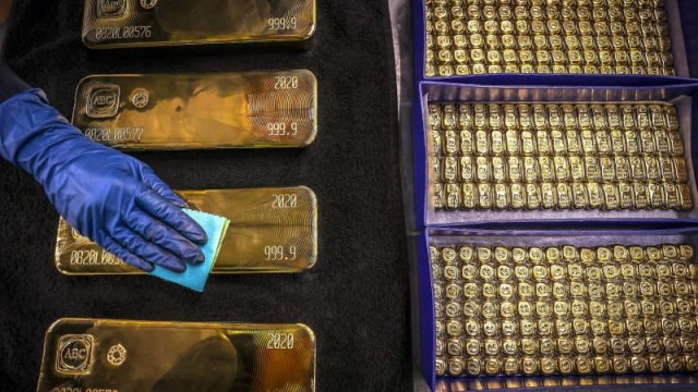 Gold suffers a 'double whammy': strong U.S. jobs growth and pause in China buying