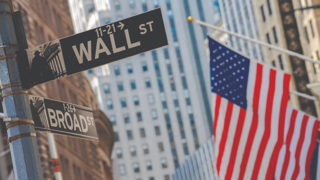 Hang Seng Index: Tech Stocks Soar on Fed Bets and China Data – Weekly Recap