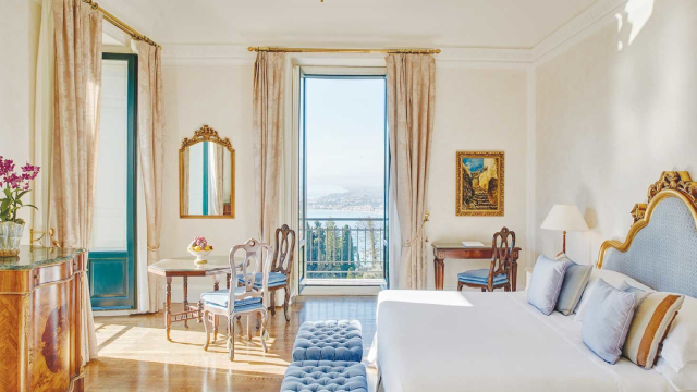 https://images.financialmodelingprep.com/news/hilton-grand-vacations-to-buy-bluegreen-vacations-for-15-20231106.jpg