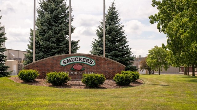 https://images.financialmodelingprep.com/news/hostess-acquisition-33-dividend-make-jm-smucker-a-sweet-20230919.jpg