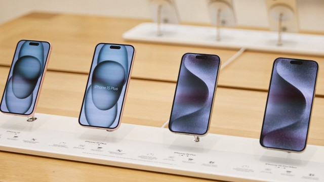 How Apple and Google Are Overhauling Our Phones With AI