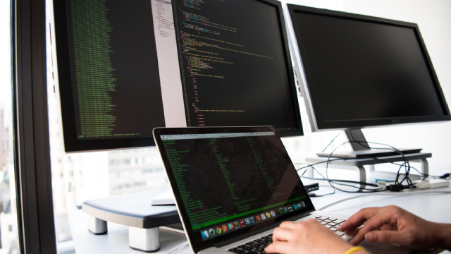 HP (HPQ) Stock Slides as Market Rises: Facts to Know Before You Trade