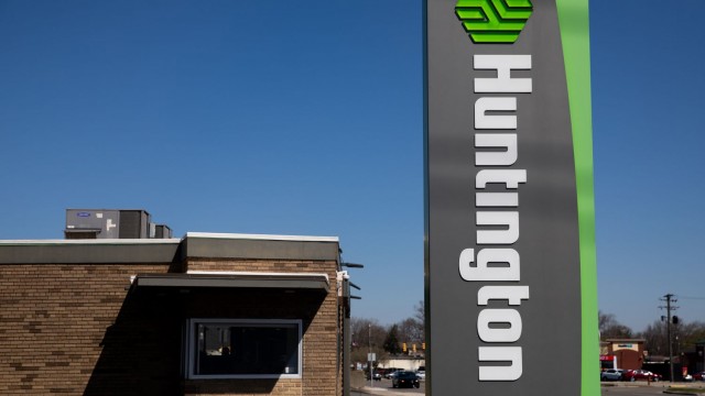Huntington Bancshares Slumps on Lowered Net Interest Income Forecast