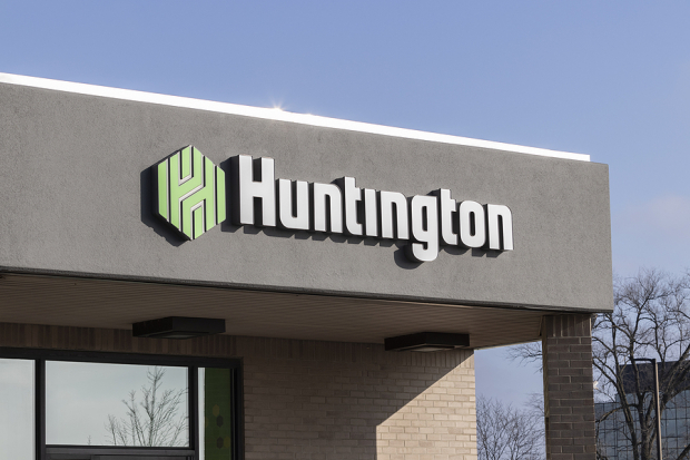 Huntington Q3 Earnings Beat Estimates, NII & Fee Income Rise Y/Y