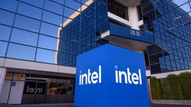 Intel Stock Just Plunged. Is Now the Time to Invest?