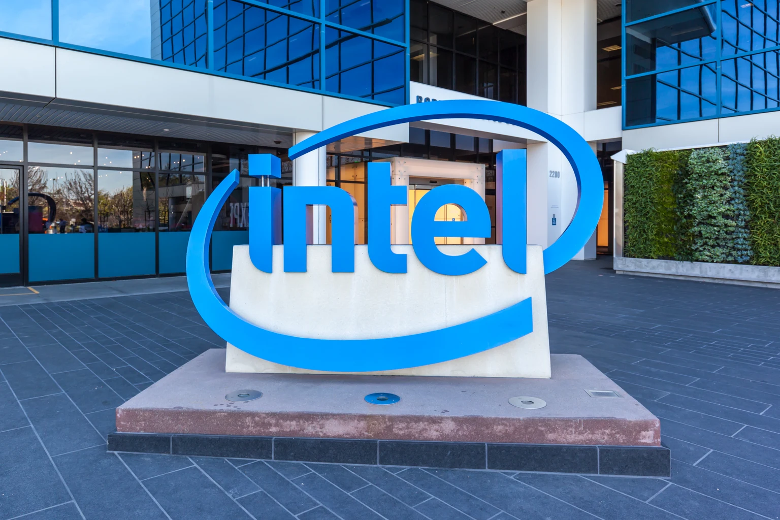 Intel: Strong Buy On Margin Recovery, Surging AI Chip Demand