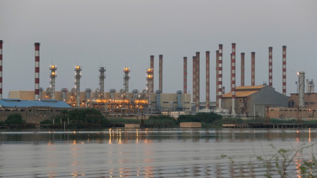 Iran plans to raise oil output to 4 mln barrels per day - Tasnim