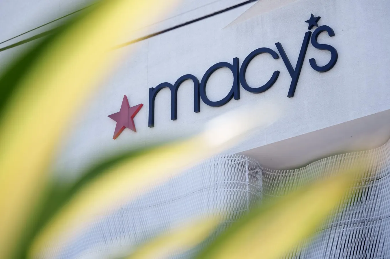 Is Macy's Turnaround Gaining Traction?