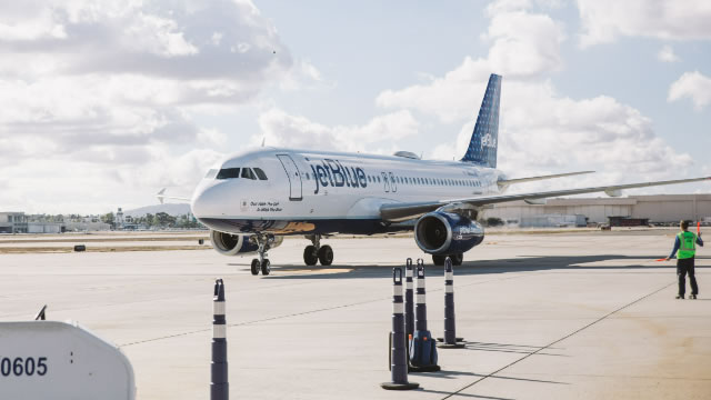 Foto von JetBlue will halt flights to Haiti through Dec. 2 after aircraft struck by bullet