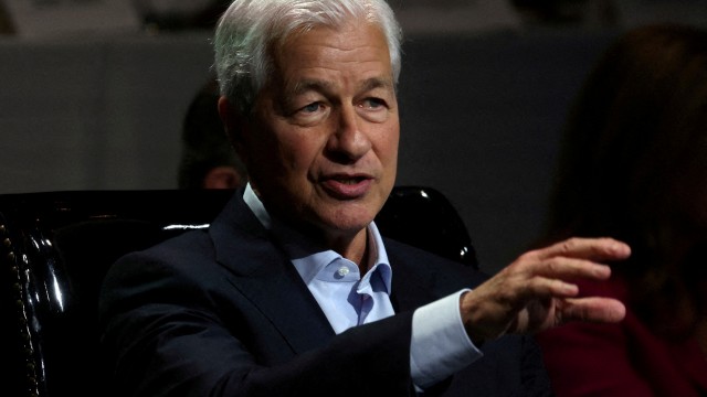 JPMorgan's Dimon says he'll "do the right thing" on succession, pushes back on CEO-chairman split