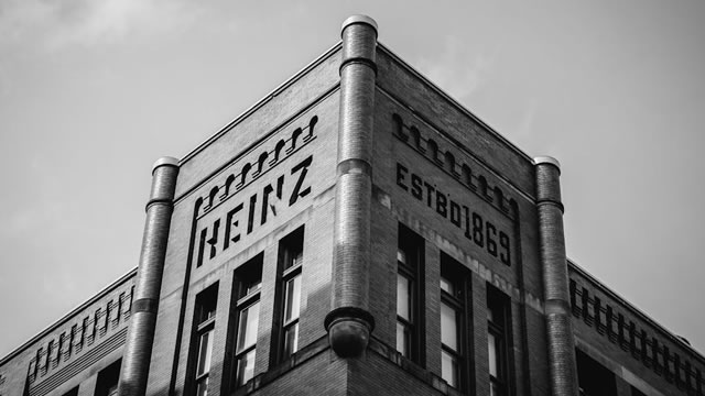 Kraft Heinz (KHC) Gains As Market Dips: What You Should Know