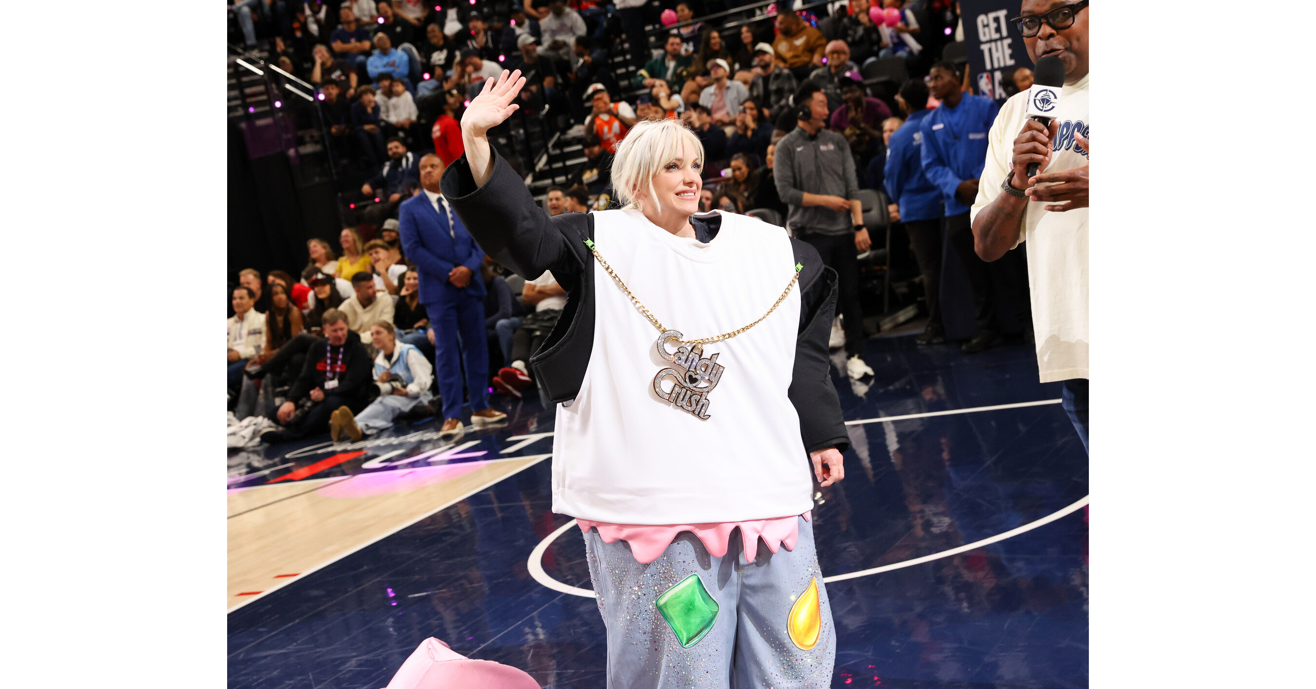 Article image for Leveling Up Game Night: Candy Crush Turns LA Clippers Game Into Arena-Wide Takeover With Surprise Anna Faris Reveal