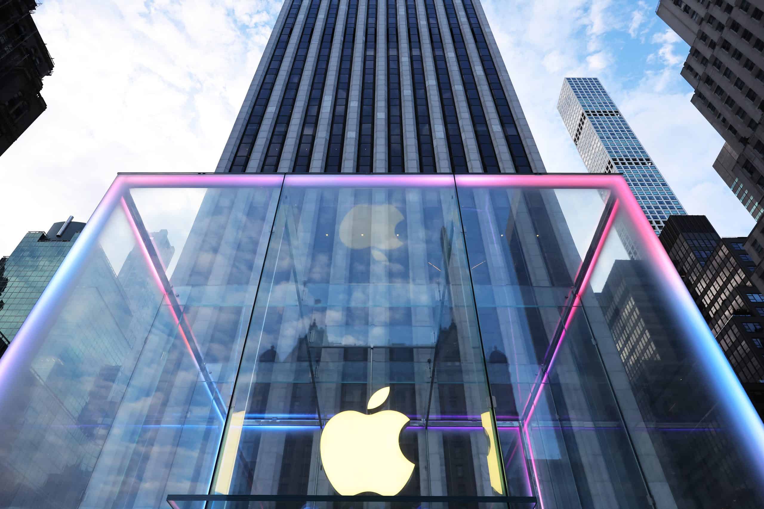 Live Markets: Dow Stays Alive, AAPL, NKE Up
