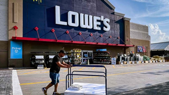 Lowe's Earnings Top Estimates Despite Pullback on Big-Ticket Spending