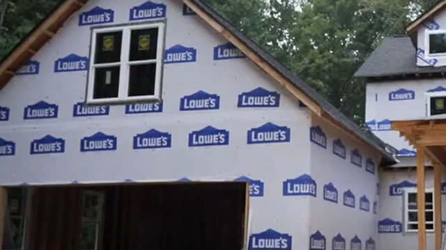 Lowe's (LOW) Stock Drops Despite Market Gains: Important Facts to Note