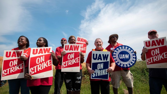 Mercedes-Benz workers in Alabama vote against UAW union membership