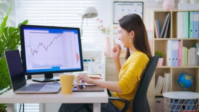 Microsoft Takes Aim at Apple with New AI-Ready PCs. Which Stock Is the Better Buy?