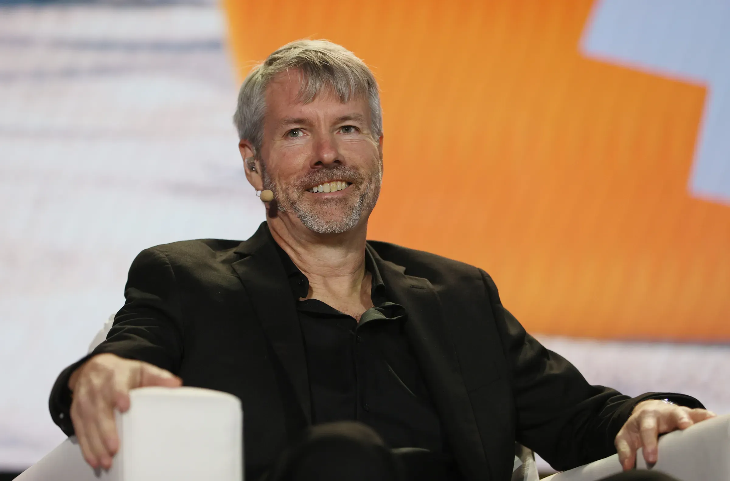 MSTR Stock Drops 4% as Saylor Commits to Quarterly Bitcoin Buys Amid $5B Unrealized Losses