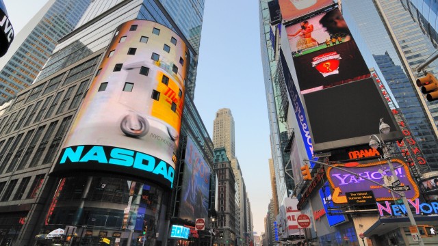 Nasdaq 100 covered call ETF (QYLD) yields 11.8% but is it a buy?