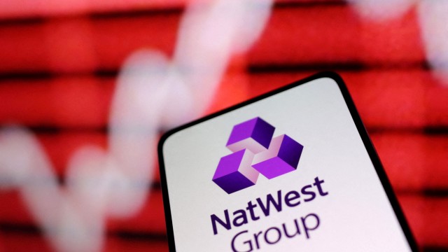 Natwest shares dip as UK looks set to scrap public sale
