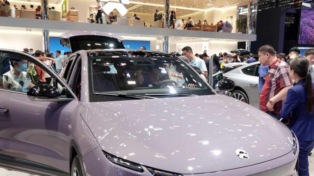 Nio Falls on Wider-Than-Expected Loss, Fewer Deliveries