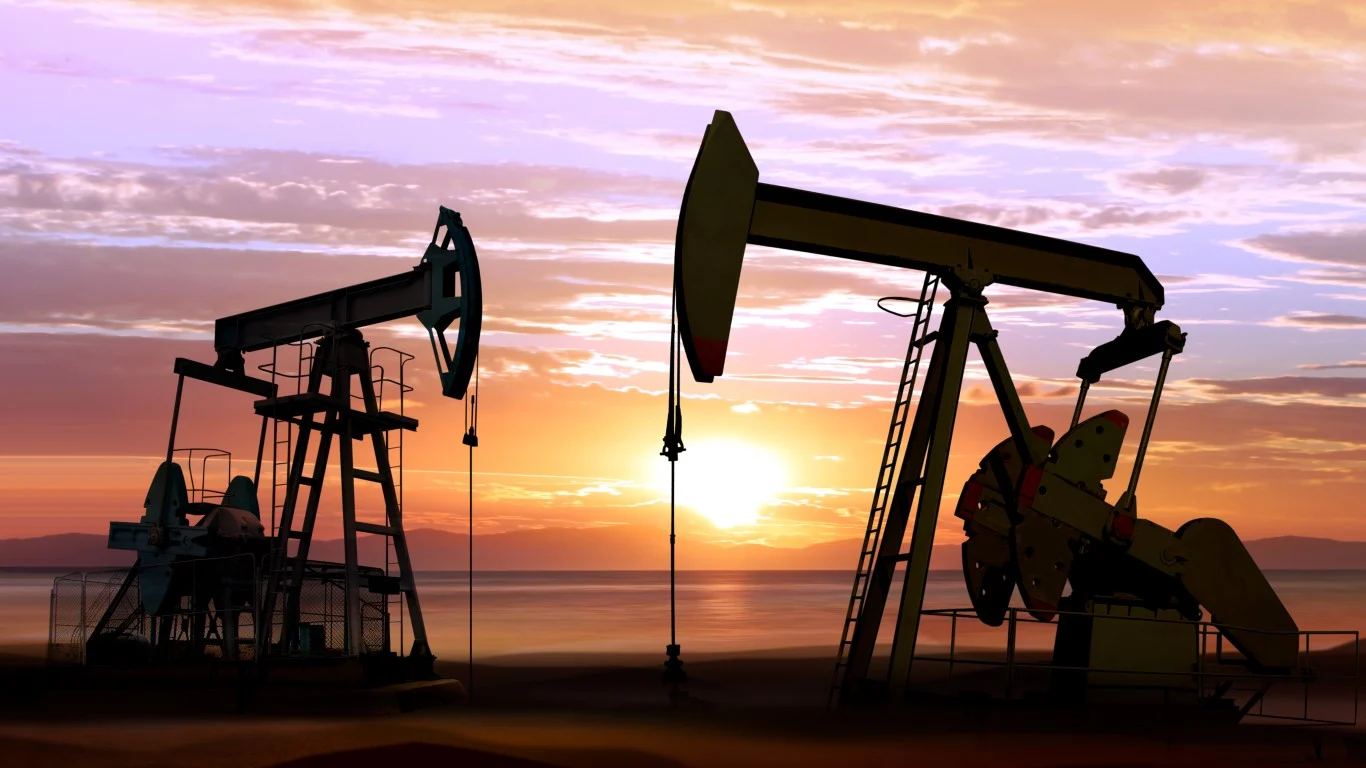 Occidental Petroleum Jumps 4% While ExxonMobil, Chevron Lag: Evercore Upgrade and Oil Spike Fuel OXY’s Lead