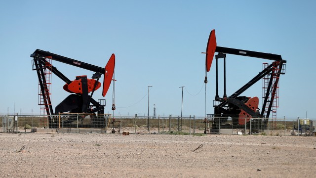 Oil falls as Fed policymakers look to maintain rate cuts, gasoline stocks rise