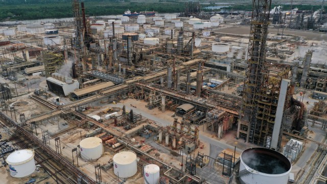 Oil giants Exxon, Chevron lean on big-ticket deals to build bigger reserves