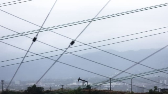 Oil prices attempt to snap 3-day losing streak